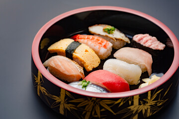 漆塗りの木桶に入った美味しそうな寿司