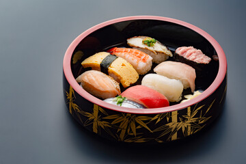 漆塗りの木桶に入った美味しそうな寿司