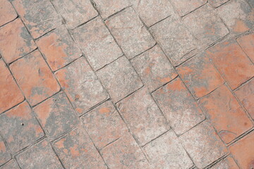 Obraz premium The old, peeling paint on the walkway in the park