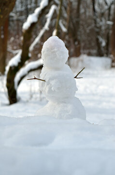 Figure of a snowman against a background of white snow