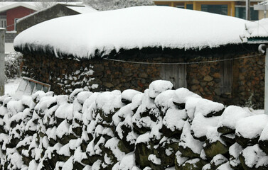 눈이 쌓인 초가집