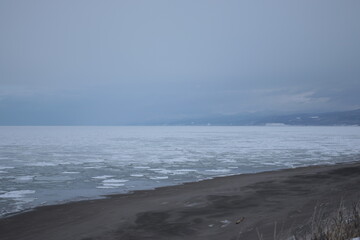 知床連山と流氷