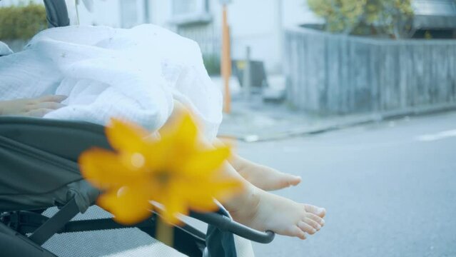 黄色いお花とベビーカー
