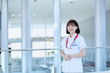 病院で働く女性の看護師 - obrazy, fototapety, plakaty