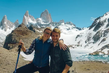 Photo sur Plexiglas Fitz Roy young couple take photo of them self with the FitzRoy chalten mountain at the back