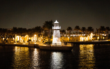 Fototapeta na wymiar A lighthouse on the bay in Dubai and people enjoy there time 