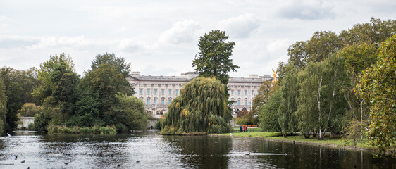 Buckingham Palace, London, through nature - obrazy, fototapety, plakaty