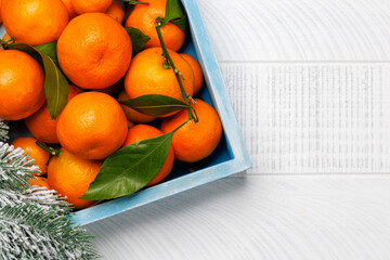 Festive citrus joy: Tangerines in a holiday-themed box