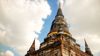 The Pagoda and Buddha Status at Wat Yai Chaimongkol, Ayutthaya, Thailand - obrazy, fototapety, plakaty