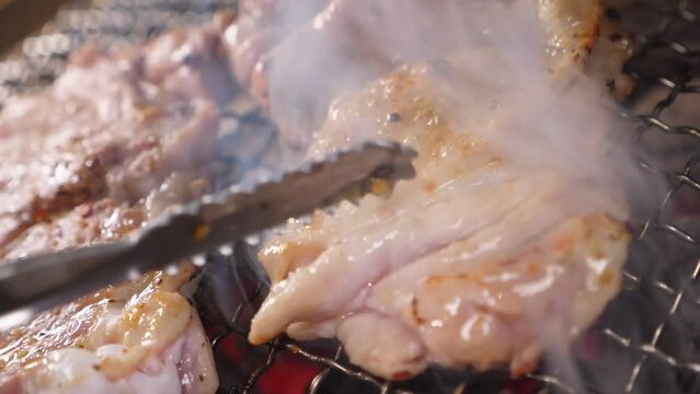 숯불 위 석쇠에서 맛있게 굽고있는 닭고기 소금구이와 양념구이