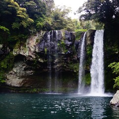 Fototapeta na wymiar Beautifull waterfall from mountain 