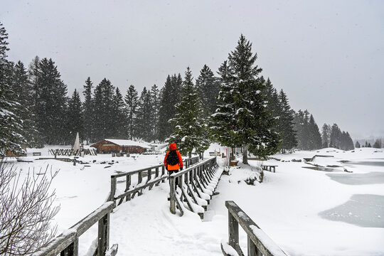 Lenzerheide, Valbella, Heidsee, Bergsee, Bad, Uferweg, Wanderweg, Winterwanderung, Holzbank, Langlauf, Winterlandschaft, Seeufer, Alpen, Wald, Tannen, Eis, Winter, Schneefall, Graub&uuml;nden, Schweiz