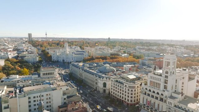 Plano a&eacute;reo de zona c&eacute;ntrica de ciudad. Edificios y tr&aacute;fico en Gran V&iacute;a, Madrid ciudad. Grabado con dron 4K.