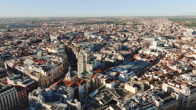 Plano a&eacute;reo de zona c&eacute;ntrica de ciudad. Edificios y tr&aacute;fico en Gran V&iacute;a, Madrid ciudad. Grabado con dron 4K.