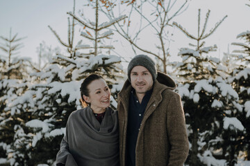 Paar in verschneiter Landschaft