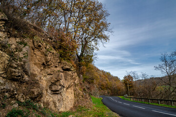 au bord d'une route en Auvergne