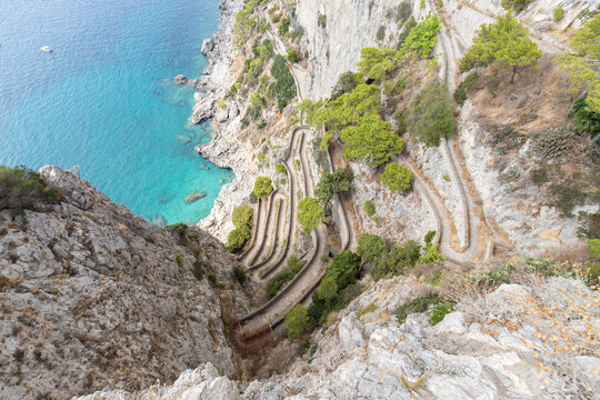 Italy, Campania, Naples, Winding road seen from clifftop of Capri island