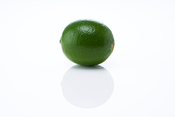 白背景に新鮮なライム