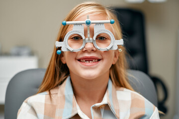 Glasses fitting and eye examination by an ophthalmologist