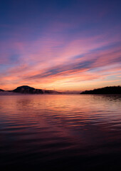 朝焼けの空が美しい湖の畔の風景。