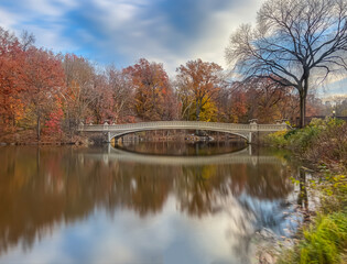 Fototapeta na wymiar Bow bridge in late autumn