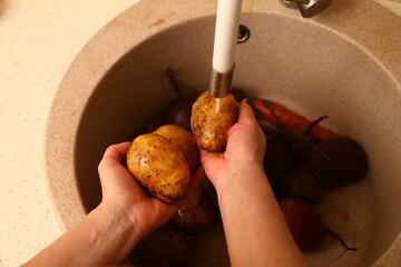 Wash potatoes © Smart Future