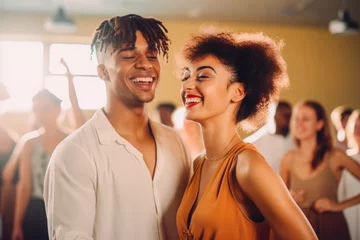 Cercles muraux École de danse Afro american and caucasian dancers dancing in the dancing school, smiling. Relaxed atmosphere, couples teaching how to dance with instructor.