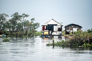 Fototapeta na wymiar Maison isolée sur le Tonlé Sap