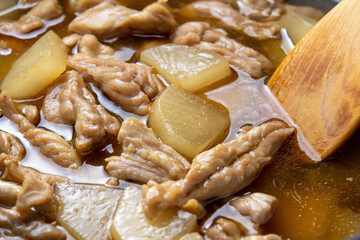 鶏肉(せせり)と大根の煮物、調理シーン。
