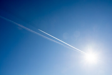 冬の太陽と飛行機雲
