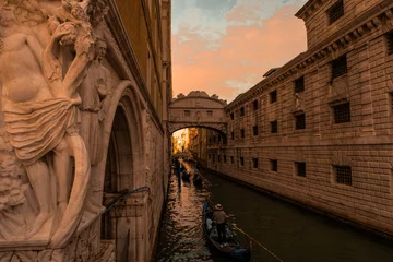 Cercles muraux Pont du Rialto Enchanting Venice: A Visual Symphony of Canals, Architecture, and Timeless Elegance
