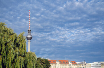 Wahrzeichen von Berlin: Besonderer Blick auf den Funkturm (Fernsehturm) von der Spree aus, mit...