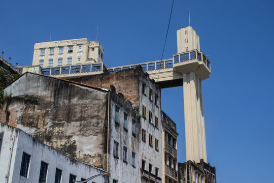 Elevador Lacerda visto de baixo, com vista para casar&otilde;es antigos e c&eacute;u azul. Lugar hist&oacute;rico, primeiro elevador do mundo utilizado como meio de transporte. Velha salvador