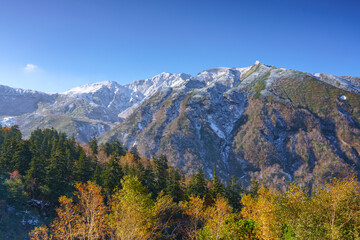 冠雪した十勝岳と紅葉　上富良野八景　北海道観光秋