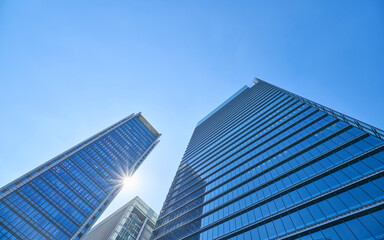 Fototapeta na wymiar 高層ビルを見上げるオフィス街の風景