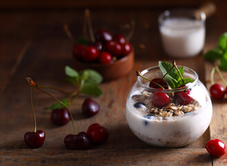 breakfast granola muesli with yogurt and fresh berries