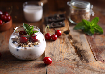 breakfast granola muesli with yogurt and fresh berries