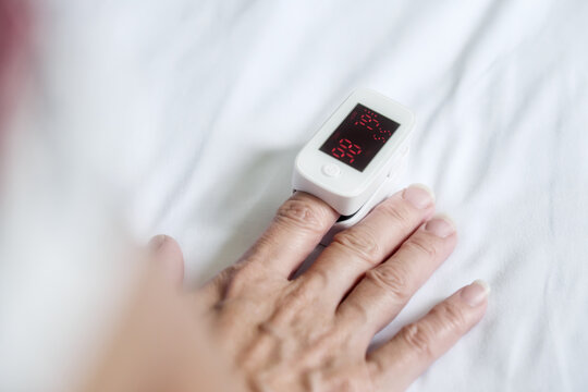 Using pulse oximeter to read blood flow