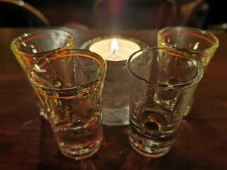 Gläser im Kerzenlicht