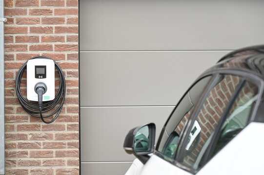 auto voiture recharge charge borne station electrique electricit&eacute; energie autonomie maison