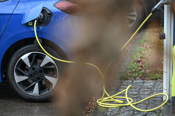 auto voiture recharge charge borne station electrique electricité energie autonomie - obrazy, fototapety, plakaty