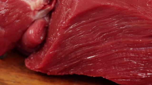 morceaux de boeuf cru, en gros plan, sur une planche &agrave; d&eacute;couper