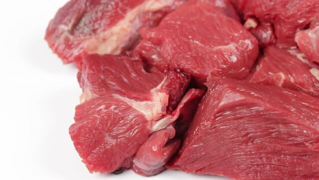 viande de boeuf cru, isol&eacute;e sur un fond blanc