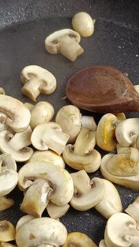 champignons de Paris cuisant dans une po&ecirc;le