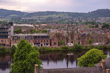 Fototapeta premium 2023-06-11 A VIEW OF THE CITY SKYLINE WITH THE RIVER NESS AND LOCAL BUILDINGS IN INVERNESS SCOTLAN