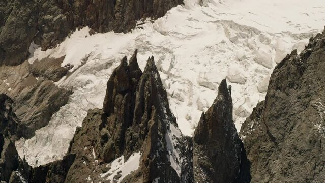Glacier du Mont Blanc &agrave; travers aiguilles