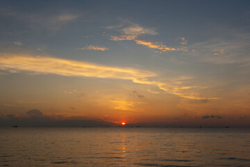 Obraz premium Beautiful sunrise in the sea at Phuket city