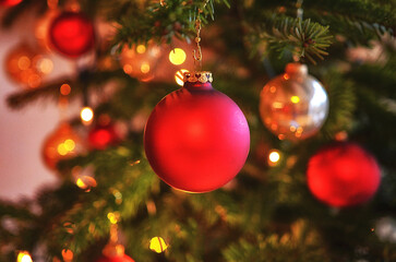 Fototapeta na wymiar Christmas decorations on the pine branch bokeh effekt