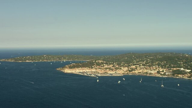 Grande vue a&eacute;rienne de Saint Tropez