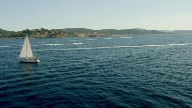 Arriv&eacute;e sur Saint Tropez par la mer